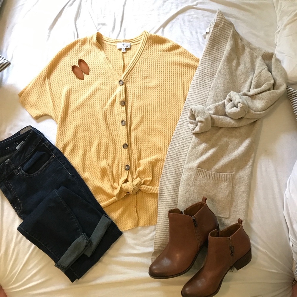 NWOT Socialite Button Front Thermal Tie Front Top